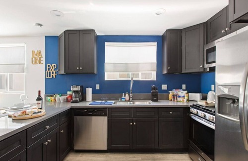 McManus House | Luxury Prime LA Retreat – Hot Tub, Fireplace, Parking