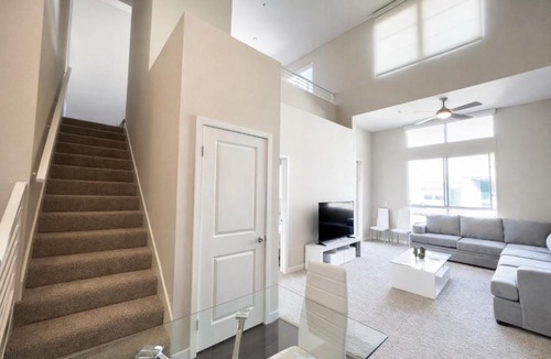 Mid-Wilshire Apartment | Luxury Residence Loft 3 Beds with Pool and Gym