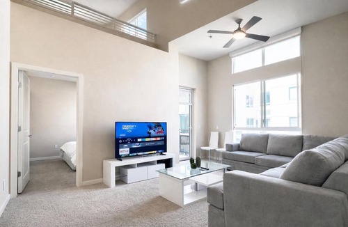 Mid-Wilshire Apartment | Luxury Residence Loft 3 Beds with Pool and Gym