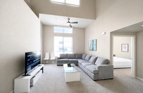 Mid-Wilshire Apartment | Luxury Residence Loft 3 Beds with Pool and Gym