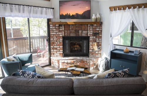 Big Bear Lake Cabin | Luxury Retreat w/central AC & Heat - Walk to Lake, Village, Ski Shuttle
