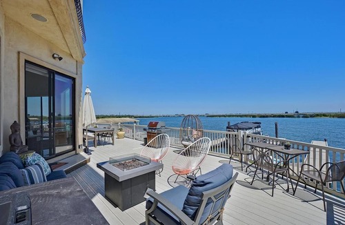 Discovery Bay House | Luxury Retreat with Waterfront View Delta Access