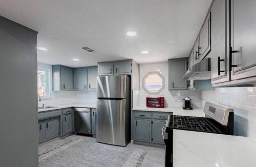 Riviera - Westchester Ski Chalet | Luxury Stay Near Downtown Bakersfield