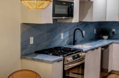 Crown Point House | Luxury Stay! Walk to Ocean & Bay