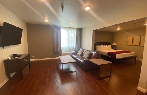 Torrance Hotel | Luxury Suite Near Beaches, Dining & Shopping in South Bay Area