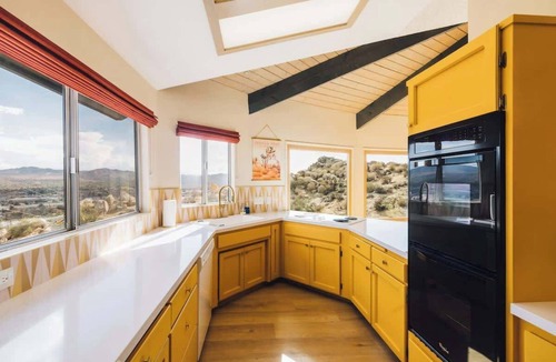 Yucca Valley House | Mandarin Escape Retro Dream, Rooftop Deck, Spa