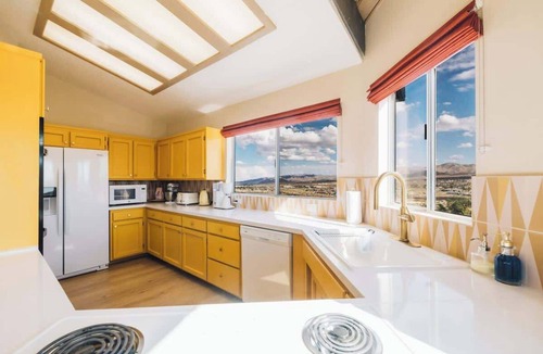 Yucca Valley House | Mandarin Escape Retro Dream, Rooftop Deck, Spa