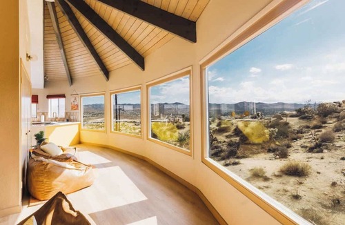 Yucca Valley House | Mandarin Escape Retro Dream, Rooftop Deck, Spa
