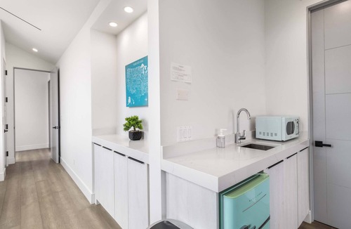 Yorktown Cottage | @ Marbella Lane - Luxe 4BR Haven w/Skyscape Views