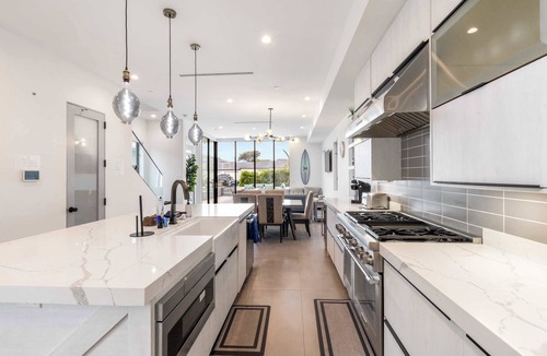 Yorktown Cottage | @ Marbella Lane - Luxe 4BR Haven w/Skyscape Views