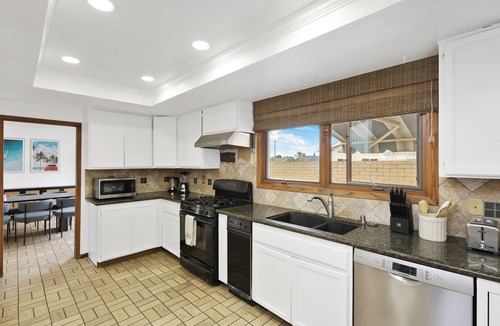 Midway City House | Massive Pool 5 Bedrooms Home Close to Disneyland/Huntington Beach