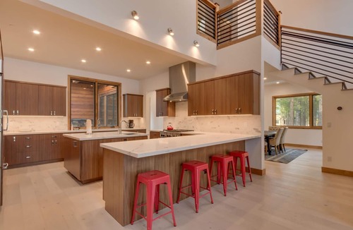 Truckee House | Meek Court at Grays Crossing By Tahoe Getaways - 4BR Modern Luxury w/Private Hot Tub