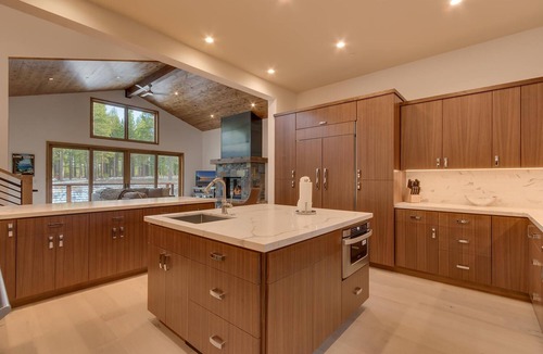 Truckee House | Meek Court at Grays Crossing By Tahoe Getaways - 4BR Modern Luxury w/Private Hot Tub