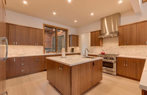 Truckee House | Meek Court at Grays Crossing By Tahoe Getaways - 4BR Modern Luxury w/Private Hot Tub