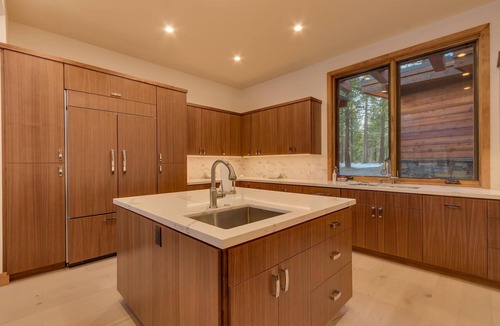 Truckee House | Meek Court at Grays Crossing By Tahoe Getaways - 4BR Modern Luxury w/Private Hot Tub