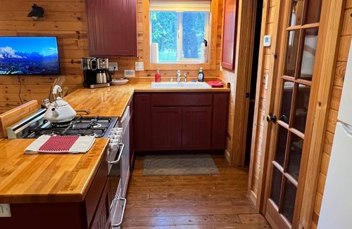 Greenville Cabin | Meyers Ranch Group Cabins - Peaceful Wooded Retreat - Hot Springs + Swimming