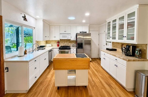 Ojai House | Mid-Century Escape. Hot Tub. Lush Garden. A/C. Bar