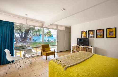 Desert Park Estates Hotel | Mid-Century Hotel + Pool + Hot Tub + Cold Plunge + Bikes | Minutes to Downtown