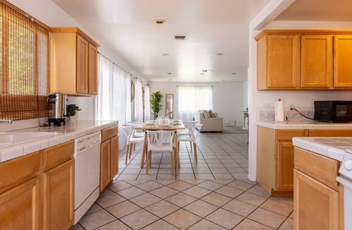 Miracle Mile House | Mid-Wilshire 2 story Farmhouse Pet-friendly Amazing. Location!