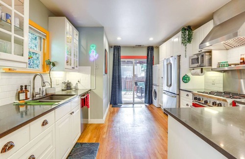 New Era Park House | Midtown Oasis | BBQ, Deck, Games & Artistic Vibes