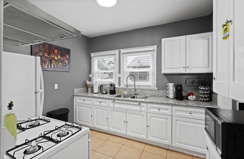 Alamitos Beach Apartment | Mins to Shoreline Village - Fire pit - Arcade - Long Beach Summer Getaway!