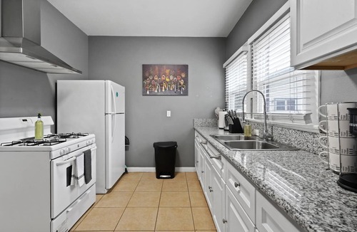 Alamitos Beach Apartment | Mins to Shoreline Village - Fire pit - Arcade - Long Beach Summer Getaway!