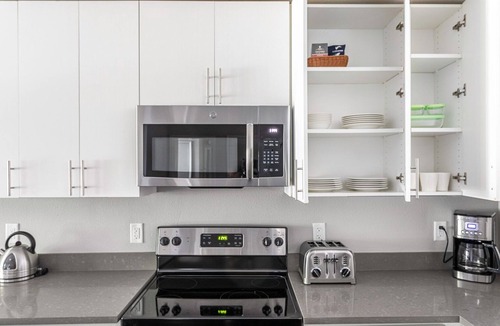 Sunnyvale Apartment | Mod Sunnyvale 1BR w/Gym, Pool + Spa, Easy Freeway Access, by Blueground