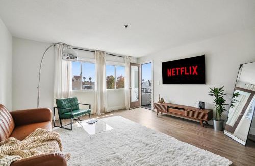 University City Apartment | Modern 1BD in La Jolla Mountain City Views Free Parking