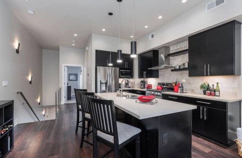 Downtown Reno House | Modern 1BR 1.5B with Tesla Outlet Availble