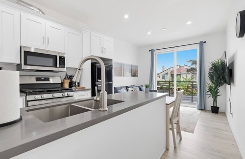 Lawndale House | Modern 1BR Apt - 10 min from LAX/Beach/Sofi + Parking