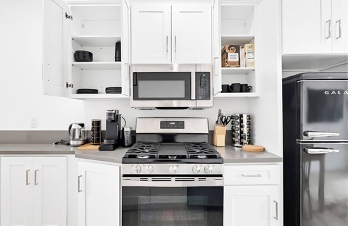 Lawndale House | Modern 1BR Apt - 10 min from LAX/Beach/Sofi + Parking