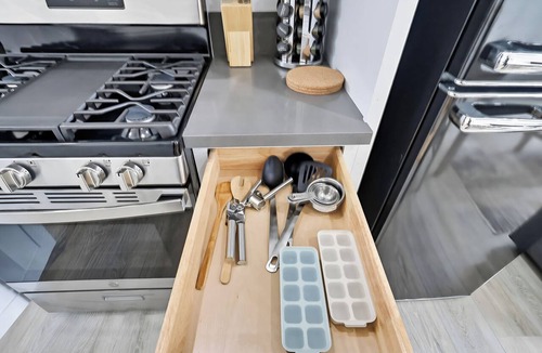 Lawndale House | Modern 1BR Apt - 10 min from LAX/Beach/Sofi + Parking