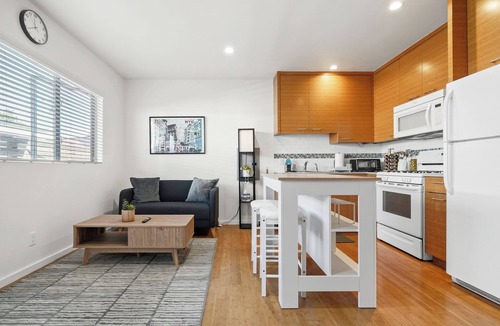 Lucerne - Higuera Apartment | Modern 1BR Retreat in the Heart of Culver City