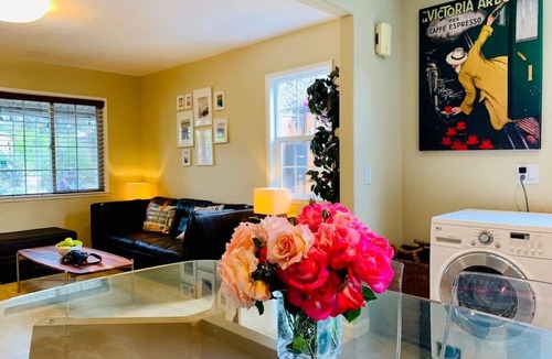 Willow Glen House | Modern 2Bed/1Bath bungalow style suite in Willow Glen