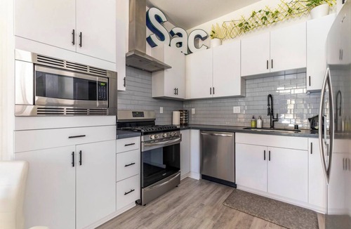 Sacramento House | Modern 2BR Near Downtown - Sleeps 6 + Suite