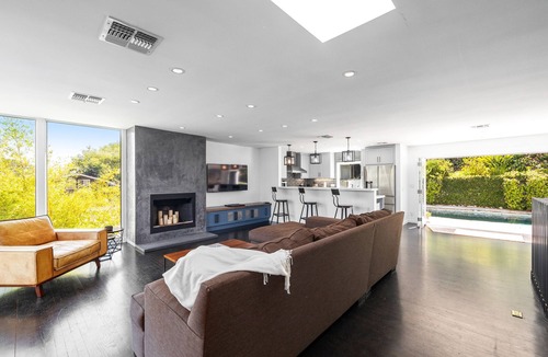 The Bird Streets House | Modern 3 Bedroom Villa with Pool & Hot Tub