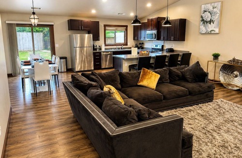 Rohnerville House | Modern 3BR Fortuna Getaway King Suite Large Backyard Games