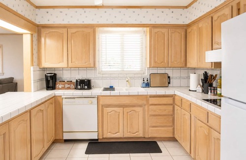 Hanford House | Modern 3BR Retreat + Game Room + 2 King Beds