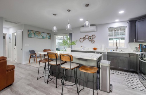Bay Park House | Modern 3BR Retreat, Heated Pool, Near Beaches - Perfect for friends and Families