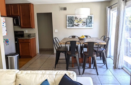 Stockton House | Modern 4BR; Convention Ctr~2mi; Yard/Patio/Outdoor Bar; AC, W/D, 4-car Parking!