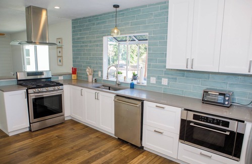 Thousand Oaks House | Modern 4BR Retreat With Yard, Garage With EV Outdoor Plug for Electric Cars!