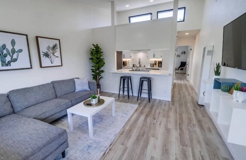 Pacific Beach House | Modern Apartment Near It All !