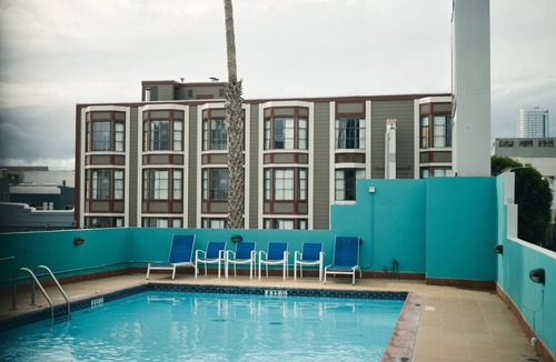 Downtown San Francisco Hotel | Modern Comfort & Heated Rooftop Pool in the Heart of San Francisco