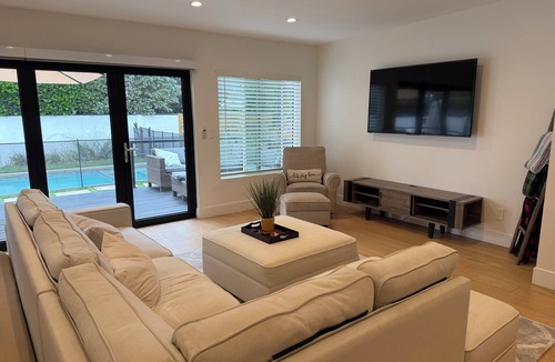 Van Nuys House | Modern Family-Friendly Retreat w/Backyard Oasis + BBQ Near Studios & Beaches