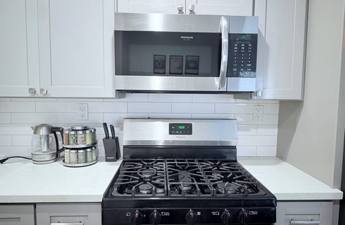Midway City House | Modern Family Haven - Minutes from Disney Magic/Knotts and Saigon