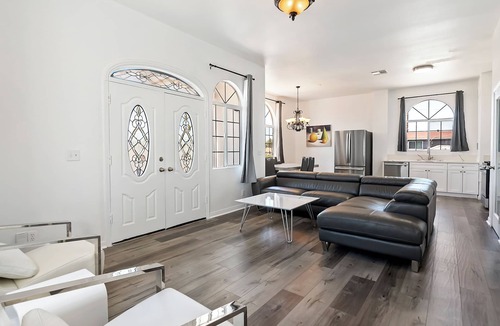 NoHo Arts District Apartment | Modern gated 4bedroom 2bath unit in Los Angeles by Universal Studio & Hollywood