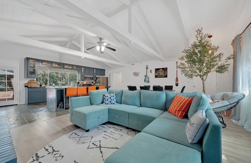 Glencoe House | Modern House: 3BR, HotTub, FireTable, BBQ, Dogs OK, Games, Wine Testing!