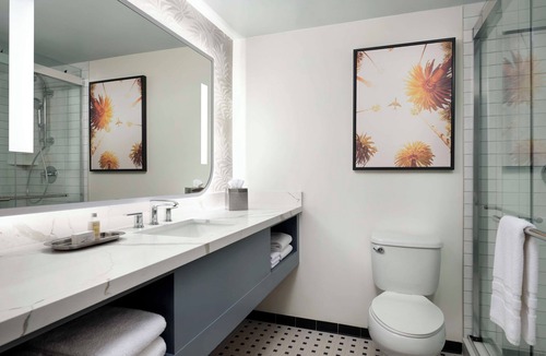 Los Angeles Hotel | Modern King Stay Near Museums! Onsite Pool, Restaurant, Bar & Gym! Pets Welcome!