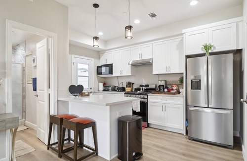 Midway City House | Modern Luxury - 4 bedroom - 14 guests - Disney +EV Charge