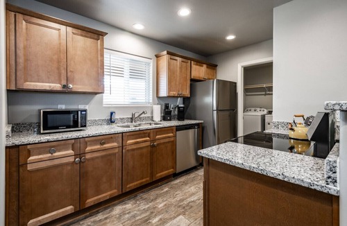 Kingman House | Modern Luxury Retreat | Brand-New Build | Pet-Friendly